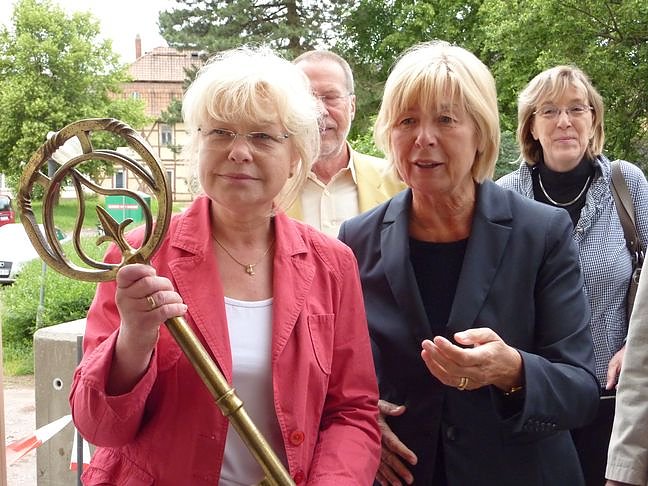 Monika Hildebrandt erhält den Schlüssel von Oberbürgermeisterin Barbara Rinke