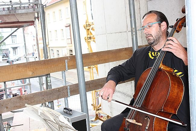 Matthias Weicker (Cello) sorgt für die musikalische Umrahmung