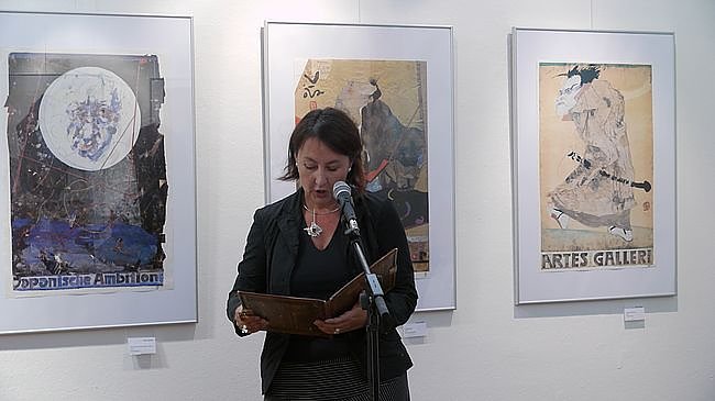 Susanne Hinsching führt in die Ausstellung ein