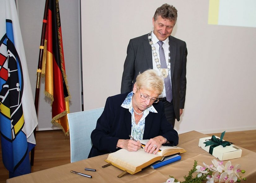 Die Bochumer Bürgermeisterin Erika Stahl trägt sich ins "Goldene Buch" der Stadt Nordhausen ein (Foto: Ilona Bergmann, Pressestelle Stadt Nordhausen)