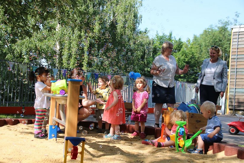 Bürgermeisterin Jutta Krauth und die Leiterin der Kita „Am Frauenberg“ eröffnen mit den  Krippenkindern den Spielplatz  (Foto: Ilona Bergmann, Pressestelle Stadt Nordhausen)