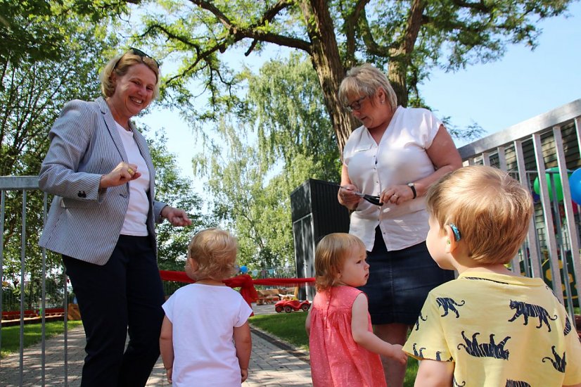 Bürgermeisterin Jutta Krauth und die Leiterin der Kita „Am Frauenberg“ eröffnen mit den  Krippenkindern den Spielplatz  (Foto: Ilona Bergmann, Pressestelle Stadt Nordhausen)