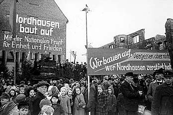 Eine Kundgebung im April 1952 zum Jahrestag der Bombardierung der Stadt. (Foto: Stadt Nordhausen)