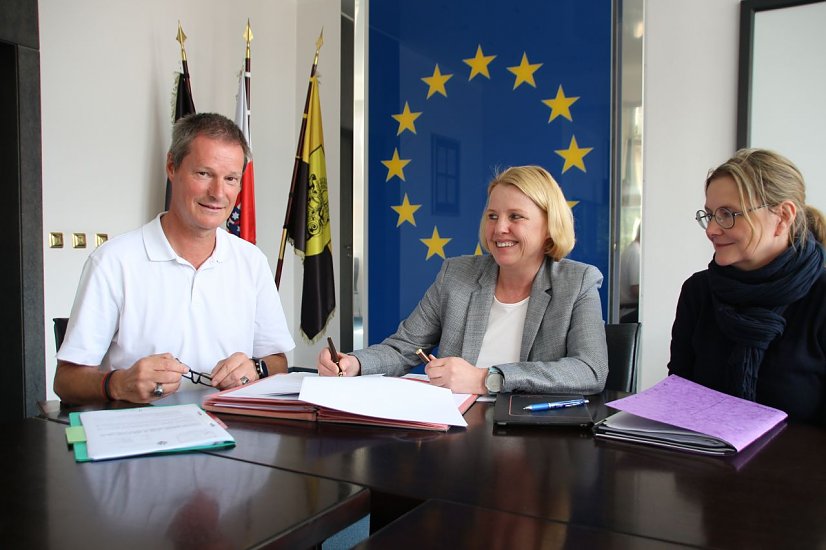 Andreas Meyer, Geschäftsführer vom Kreissportbund und Bürgermeisterin Jutta Krauth bei Unterzeichnung  (Foto: Pressestelle)
