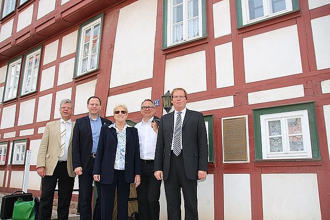 Bochumer vor dem "Bochum-Haus" in der Altstadt