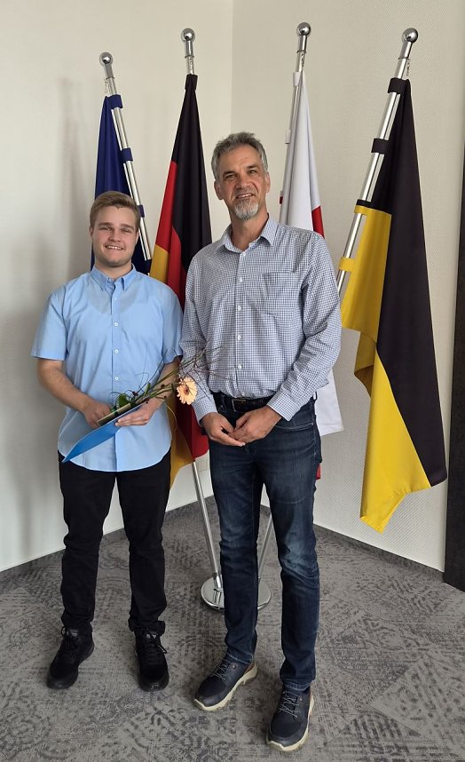 Oberb&uuml;rgermeister Buchmann gratuliert den Auszubildenden zum erfolgreichen Ausbildungsabschluss
